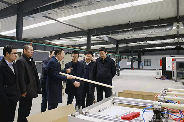 比亞迪股份有限公司副總裁劉煥明、株洲市高新區(qū)管委會(huì)副主任馬立恒、統(tǒng)戰(zhàn)部長(zhǎng)周玉智等領(lǐng)導(dǎo)一行蒞臨我司 指導(dǎo)工作